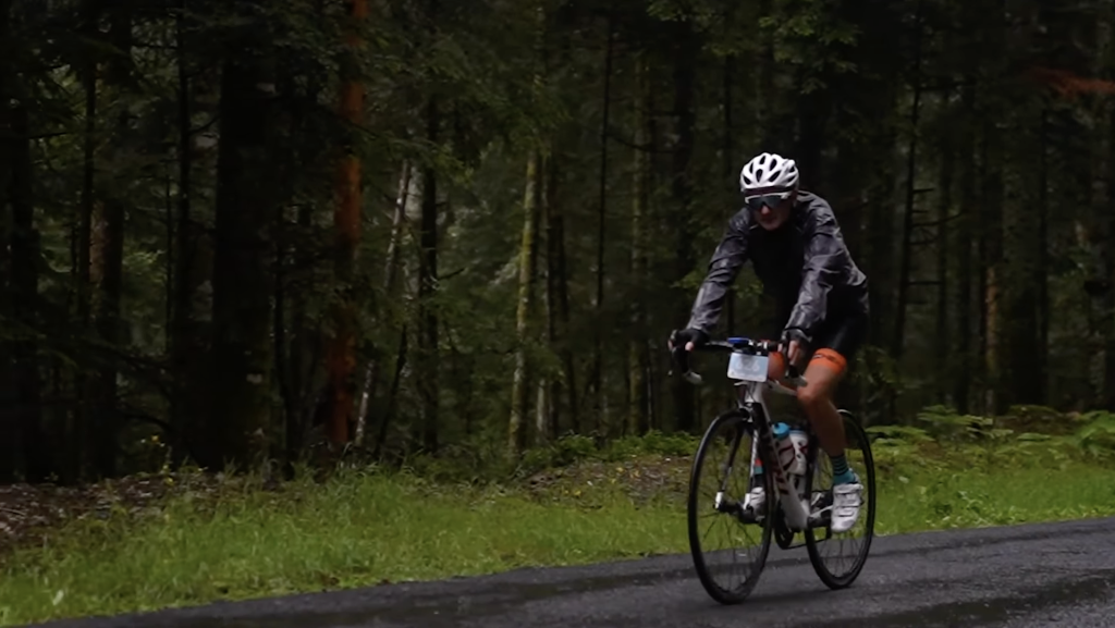 Cycliste participant à la course de la Cyfac